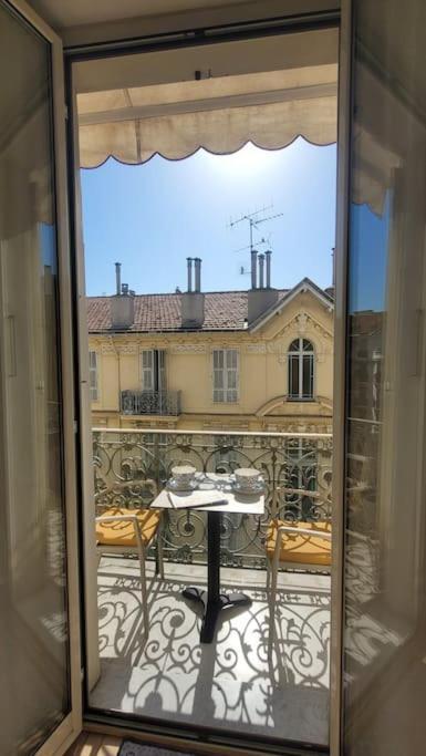 From 1882, Romantic Flat, In The Golden Square Nice